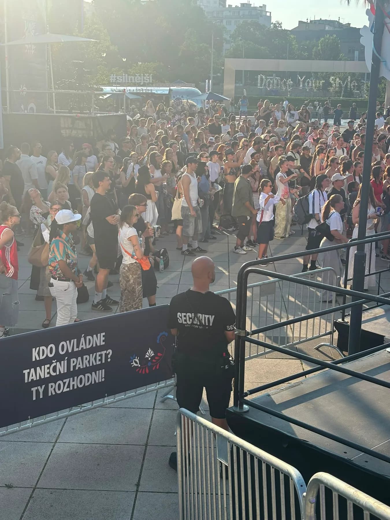 Pracovník Bravion při dohledu nad publikem na Red Bull Dance Your Style 2026 v Brně